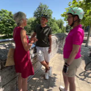 Ausflugsreporter Marius Zimmermann ist im Dreiländereck zwischen Bayern, Baden Württemberg und Hessen auf dem „Mundartradweg“ mit zwei Personen im Gespräch