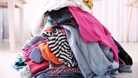 Haufen mit Kleidern