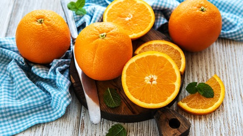 Orangen und Orangenstücke