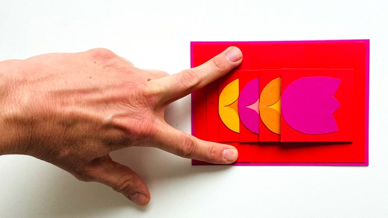 Auf die Lasche 2 Klebepunkte anbringen. Den Zieher zusammenklappen, wenden und den gesamten Mechanismus mit den beiden Klebepunkten auf die Karte kleben.