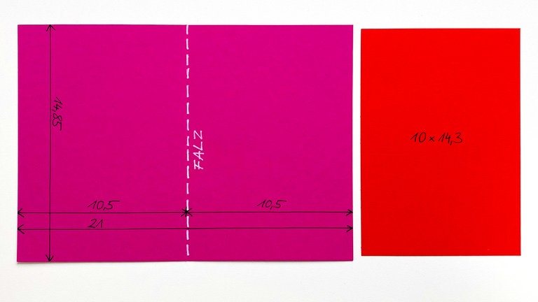 Die Grundkarte (pink) in der Mitte falzen und den Aufleger (rot) mittig auf die Vorderseite der Grundkarte kleben.