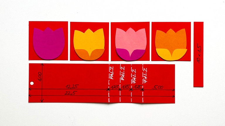 Die 3 Doppelblättchen auf die 3 hinteren Tulpen kleben. Die vorderste Tulpe erhält keine Doppelblättchen.