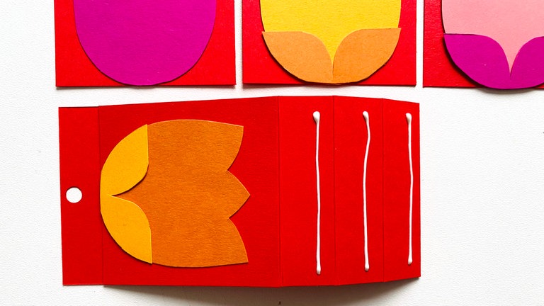 Das unterste Tulpenkärtchen an den 1. Falz kleben.