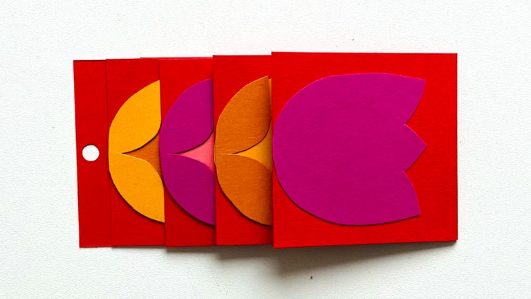 Der Falz darf dabei nicht überklebt werden. Das nächste Tulpenkärtchen an den 2. Falz kleben, das nächste an den 3.Falz und das oberste an den 4.Falz.