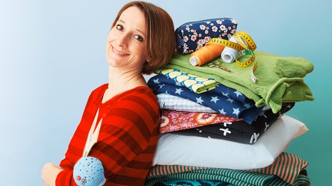 Laura Wilhelm mit Stoffen