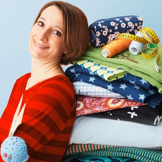 Laura Wilhelm mit Stoffen