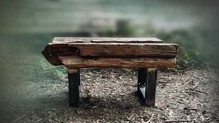 Sitzbank aus alten Holzbalken