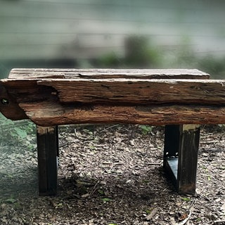 Sitzbank aus alten Holzbalken