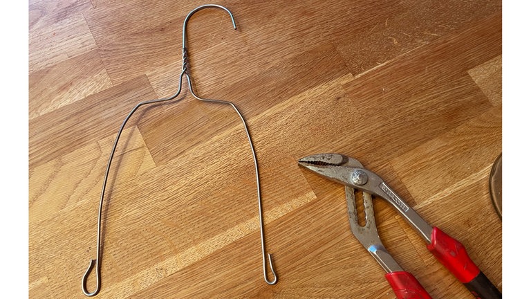 An den beiden zuvor abgeknipsten Enden mit der Drahtbiegezange kleine Schlaufen biegen. Diese noch leicht geöffnet lassen. 