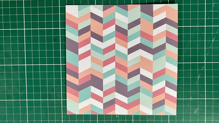 Papier zu einem Quadrat zurecht schneiden