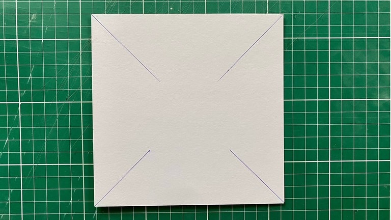 Mit einem Cuttermesser oder einer Schere von allen vier Ecken zur Mitte hin einschneiden.