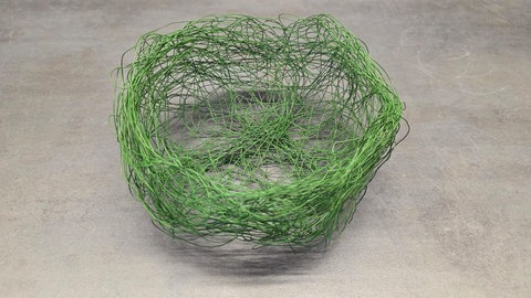 Osterkorb mit Frügblühern, Eierschalen und Federn