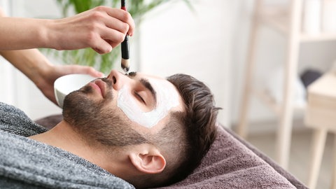 Mann bekommt eine Gesichtsmaske