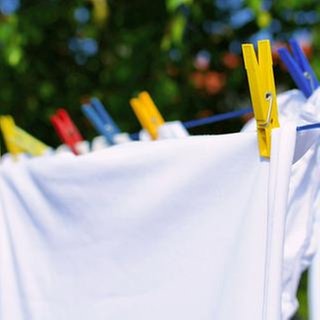 Weiße Wäsche an der Leine