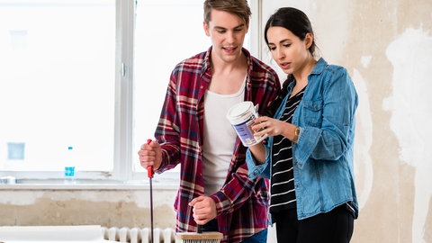 Paar beim Tapezieren