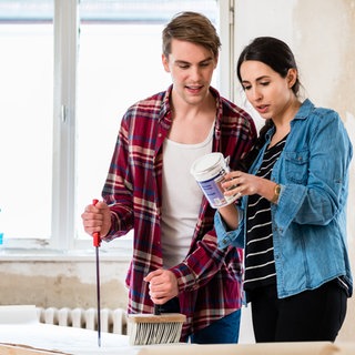 Paar beim Tapezieren