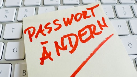 Post-It auf einer Tastatur: Passwort ändern
