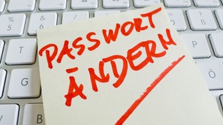 Post-It auf einer Tastatur: Passwort ändern