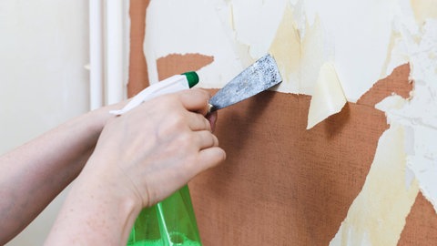 Tapete mit Wasser und Spachtel ablösen