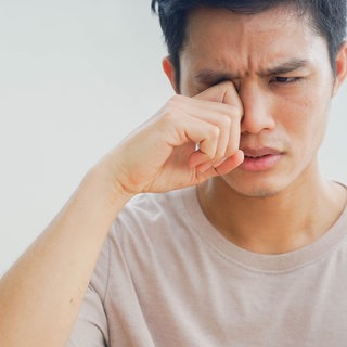 Trockene Augen: Mann reibt sich die Augen