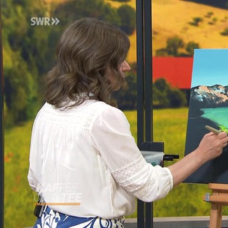 Malerin Cornelia Richter malt im Studio eine Landschaft mit Acryl auf eine Leinwand