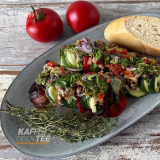 Rezept: Gefüllte Zucchini (Hasselback) mit Tomaten und Käse