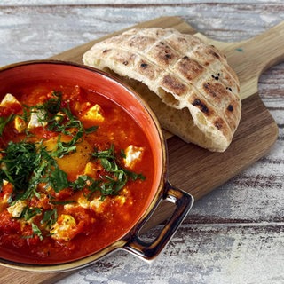 Shakshuka mit Tomaten und Ei