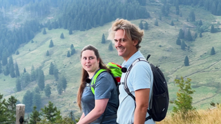 Ausflugsreporter Marius Zimmermann und eine junge Frau beim Wandern auf dem Albsteig
