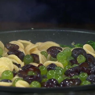 Orechiette mit Spinat, Weintrauben und Zitronen-Mandelsoße
