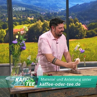 Green DIY: Luftige Tischdekoration mit schwebenden Blüten