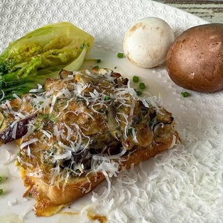Überbackener Pilz-Toast mit karamellisiertem Romanasalat
