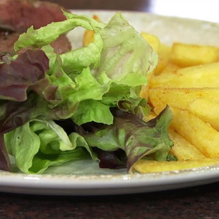 Steak mit Pommes und Sauce Béarnaise