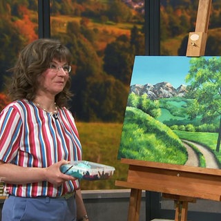 Künstlerin Cornelia Richter neben ihrem gemalten Bild