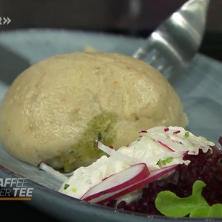 Rezept: Würzige Dampfnudeln mit Speck und Bergkäse