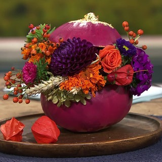 Ein mit Blumen gefüllter Kürbis