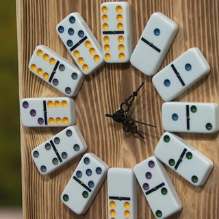 Eine selbstgebaute Uhr mit Domino-Steinen als Ziffern