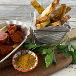 Currywurst und Pommes