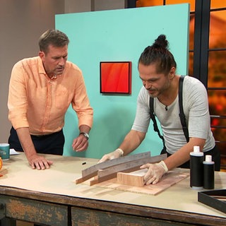 Moderator Jens Hübschen und Damien Swidersky bauen ein Strukturbild eines Kürbisses