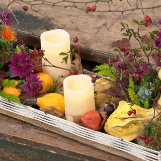 Herbstliche Tischdekoration mit Chrysanthemen