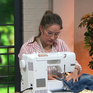Anna-Lena Staufer näht mit ihrer Nähmaschine