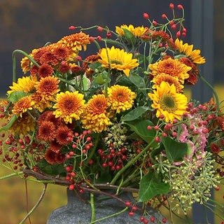 Herbstlicher Strauß mit Beeren und Winde
