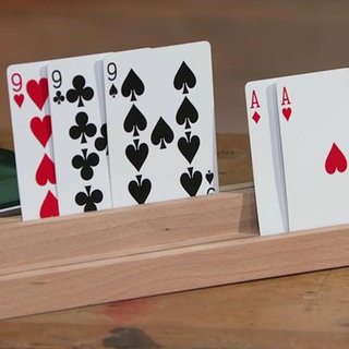 Spielkartenhalter aus Holz