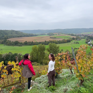 Ausflugsreporterin Alev Seker und Winzerin Olympia Samara