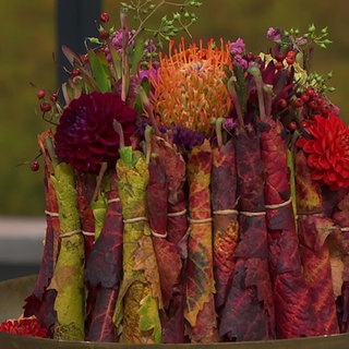 Gerollte Weinblätter gefüllt mit Gruselkürbissen