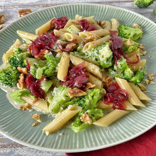 Nudeln mit Brokkoli und Walnüssen in Gorgonzolasoße