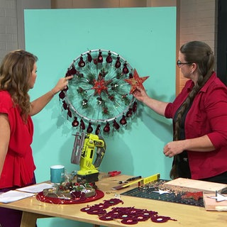 Moderatorin Fatma Mittler-Solak und Linda Wadewitz bauen einen Adventskalender aus einer alten Fahrradfelge