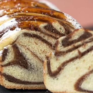 Hefezopf mit Maronenfüllung
