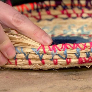 Hängende Blumentöpfe aus Bast selber machen