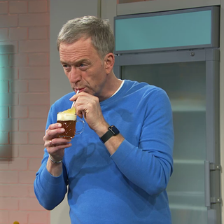 Martin Seidler trinkt Teepunsch