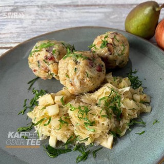 Rezept: Speck-Petersilienknödel mit Birnen-Sauerkraut